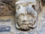 Solsona. Santa María. Canecillo con personaje con cuernos