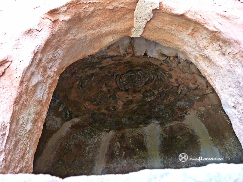 Talteüll. Sant Pere. Interior con bóveda de aproximación de hiladas