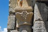 Viu de Llevata. Santa Maria. Capitel vegetal del lado izquierdo