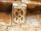 Pla de Santa Maria. Sant Ramon. Canecillo con serpientes entrelazadas