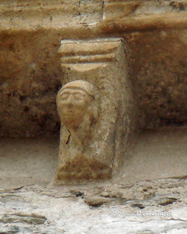 Alcántara. Santa María de Almocóvar. Canecillo con rostro humano