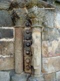 Hoyos. Nuestra Señora del Buen Varón. Columnas del lado derecho de la puerta