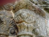 Hoyos. Nuestra Señora del Buen Varón. Capitel con cabeza de gato y decoración vegetal