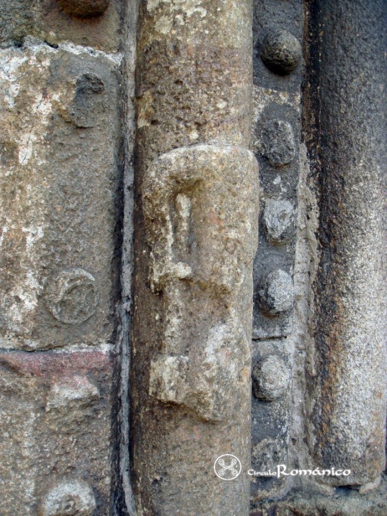 Hoyos. Nuestra Señora del Buen Varón. Detalle del fuste de la columna exterior