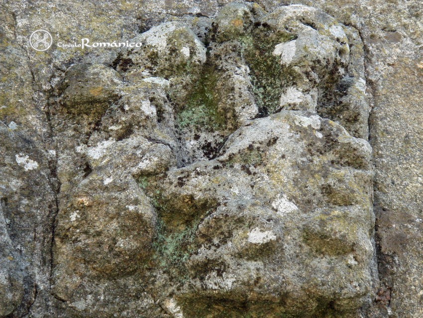 Hoyos. Nuestra Señora del Buen Varón. Detalle de estela en la parte superior de la puerta