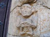 Plasencia. Catedral Vieja. Personaje con las rodillas recojidas