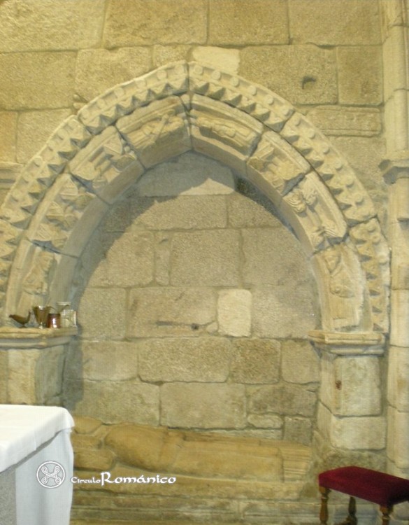 Bergondo. San Salvador. Interior. Arcosolio