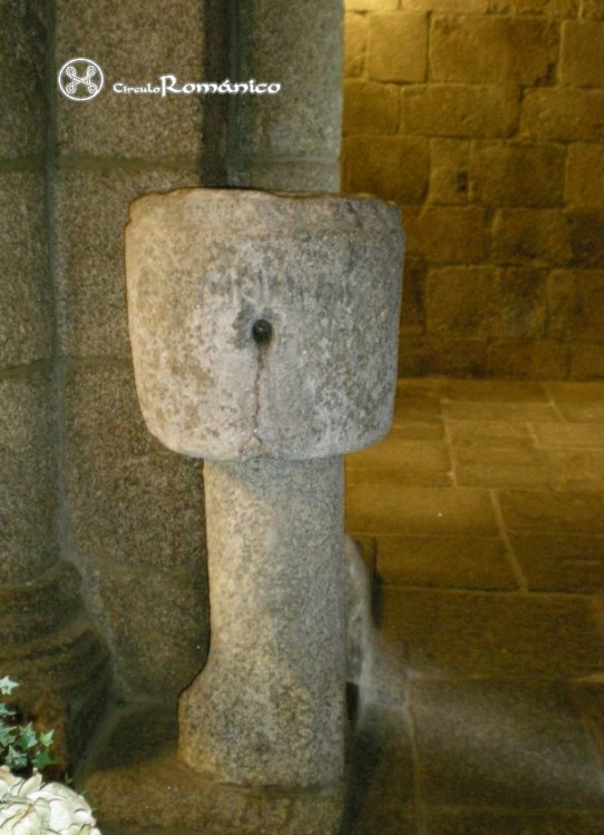 Bergondo. San Salvador. Interior, pila aguabenditera