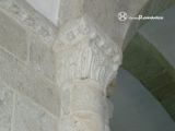 Breamo. San Miguel de Breamo. Capitel vegetal con figuracion y cimacio con modillones