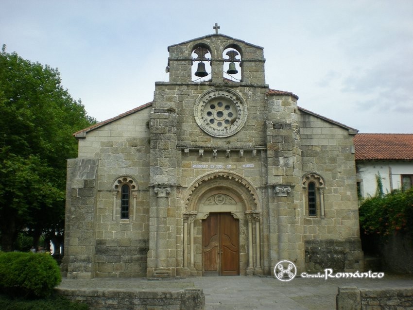 Cambre. Santa María. Exterior, Pies