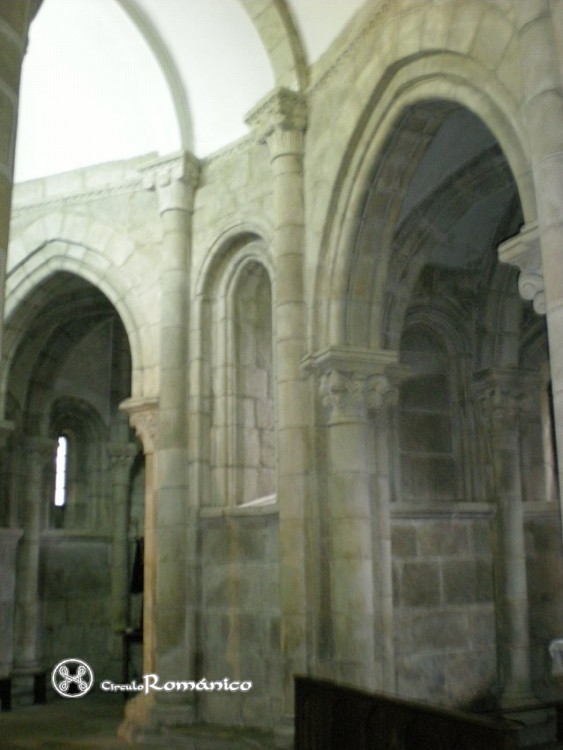 Cambre. Santa María. Interior, girola