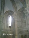 Cambre. Santa María. Interior, saetera en girola