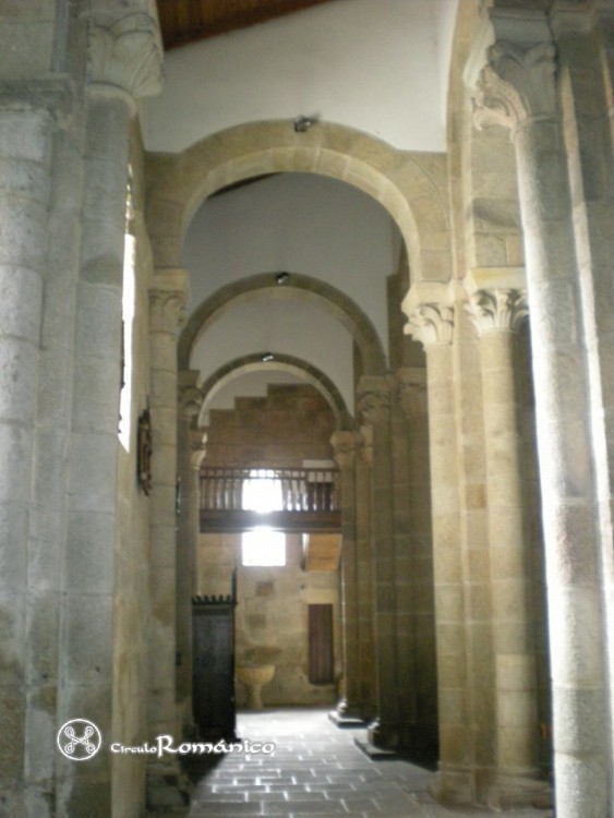 Cambre. Santa María. Interior, nave lateral hacia los pies