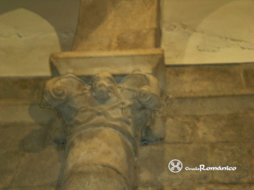 Cambre. Santa María. Capitel decorado con volutas y cabeza humana