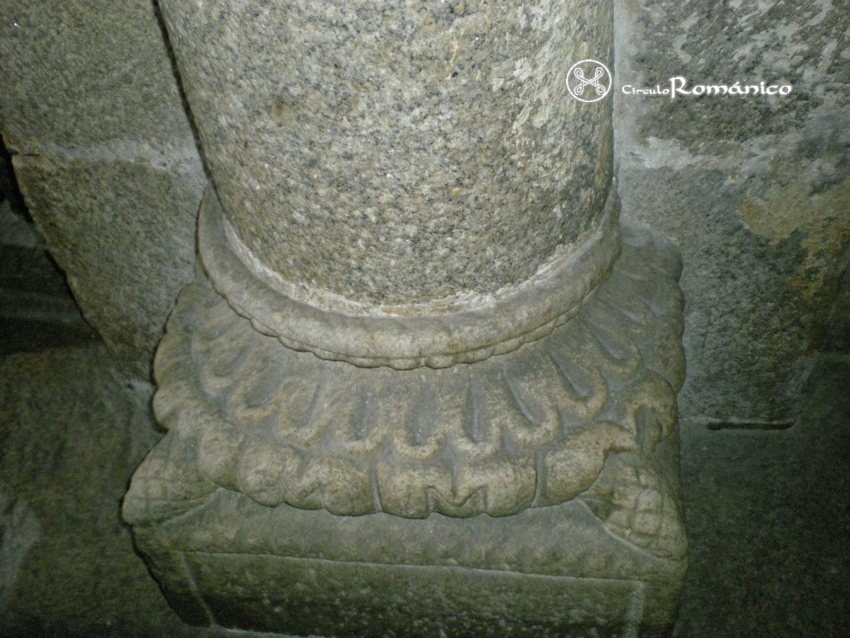 Cambre. Santa María. Basa de columna con decoración vegetal