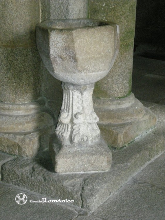 Cambre. Santa María. Pila de aguabenditera
