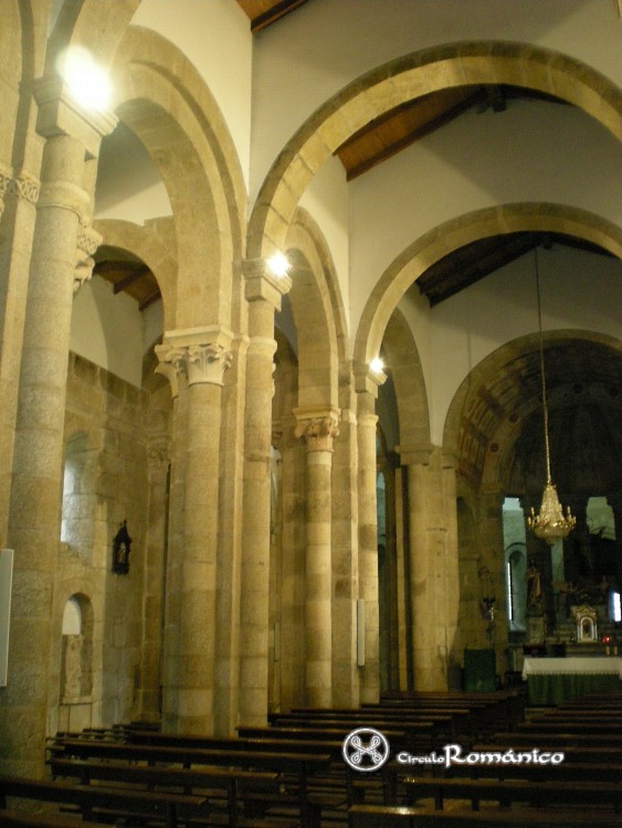 Cambre. Santa María. Interior, nave central y lateral