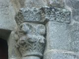 Cereixo. Iglesia de Santiago, capitel con decoración vegetal