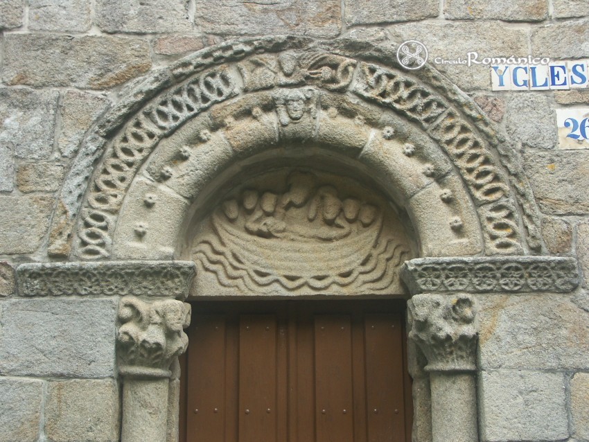 Cereixo. Iglesia de Santiago. Portada Sur, timpano
