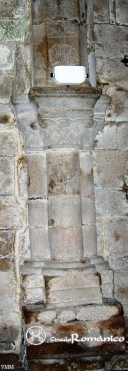 Muros. San Pedro. Detalle de columnas con capiteles y basas decorados