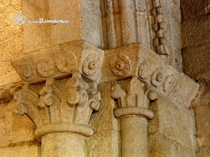 Xaviña. Santa María. Capiteles vegetales