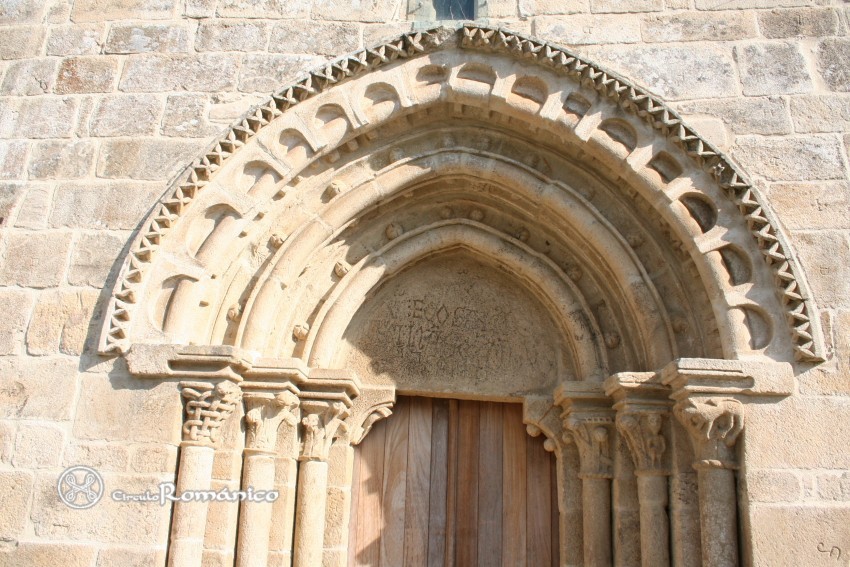 Atán. San Esteban. Fachada oeste, portada. Arco apuntado