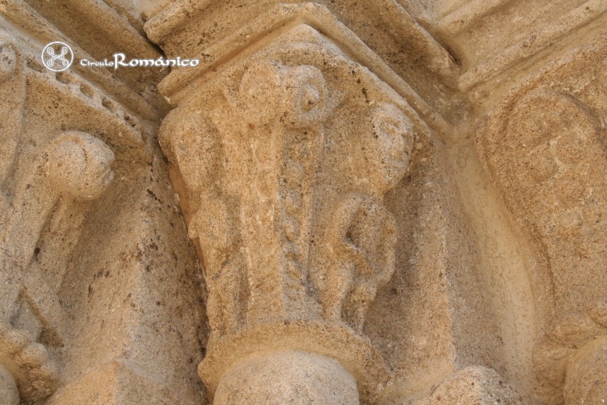 Atán. San Esteban. Portada oeste, capitel figurado