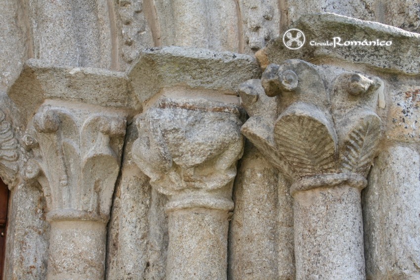 Ferreiros. Santa maria. Portada. Capiteles vegetales