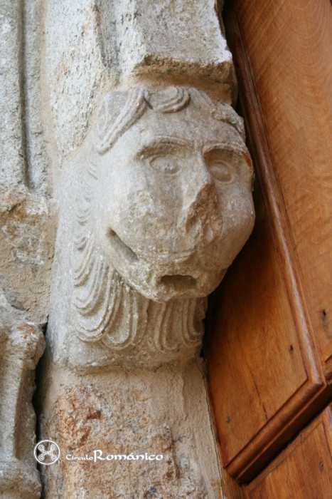 Ferreiros. Santa Maria. Portada. mocheta con cabeza de leon. detalle