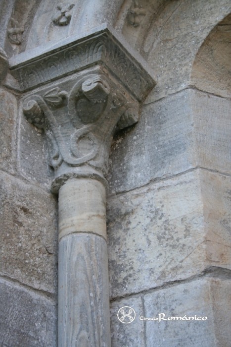 Hospital de Incio. San Pedro Felix. Portada. Columna