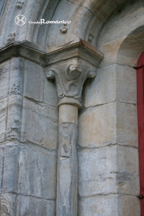 Hospital de Incio. San Pedro Felix. Portada. Columna, capitel vegetal