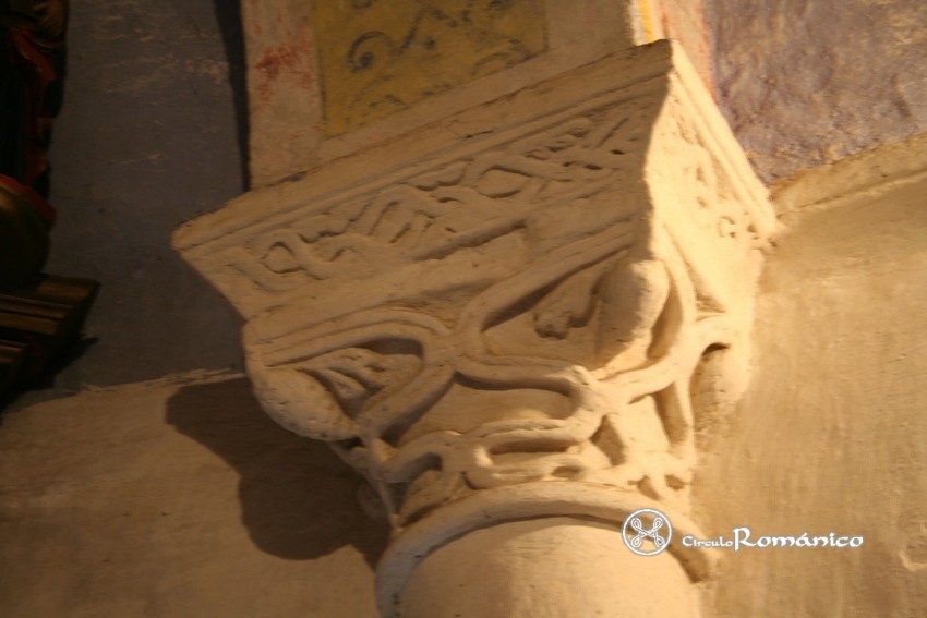 Novelúa. San Cristobal. Interior, capitel con entrelazo