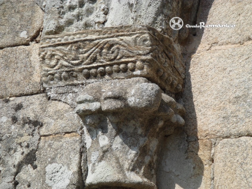 Oleiros. San Miguel. Capitel con decoracion geometrica