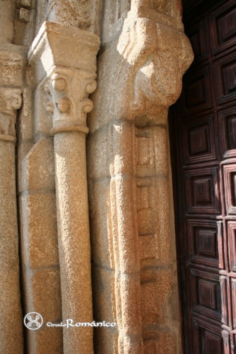 Pombeiro. San Vicente. Fachada sur. Portada. Detalle lateral izquierdo. Mocheta figurada y capitel vegetal