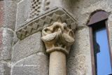 Pombeiro. San Vicente. Cabecera. Saetera. Detalle. Capitel con aves