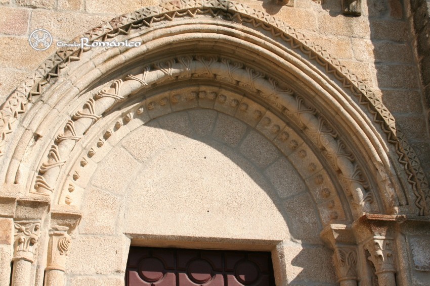 Pombeiro. San Vicente. Fachada pies (oeste). Portada. Detalle parte superior