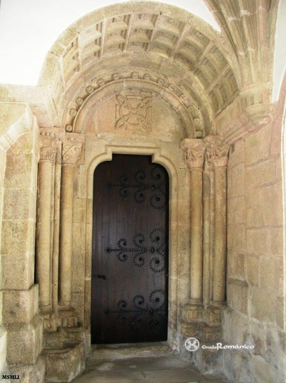 Samos. Abadía de San Julian. Portada románica en el claustro