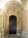 Samos. Abadía de San Julian. Portada románica en el claustro