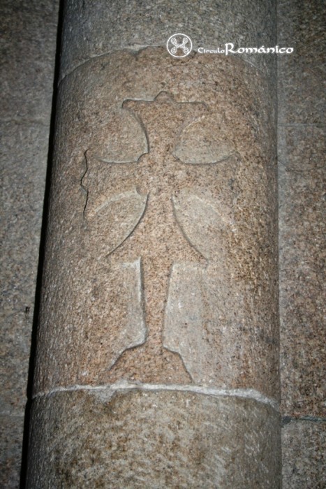 Vilar de Donas. San Salvador. Interior, cruz procesional grabada