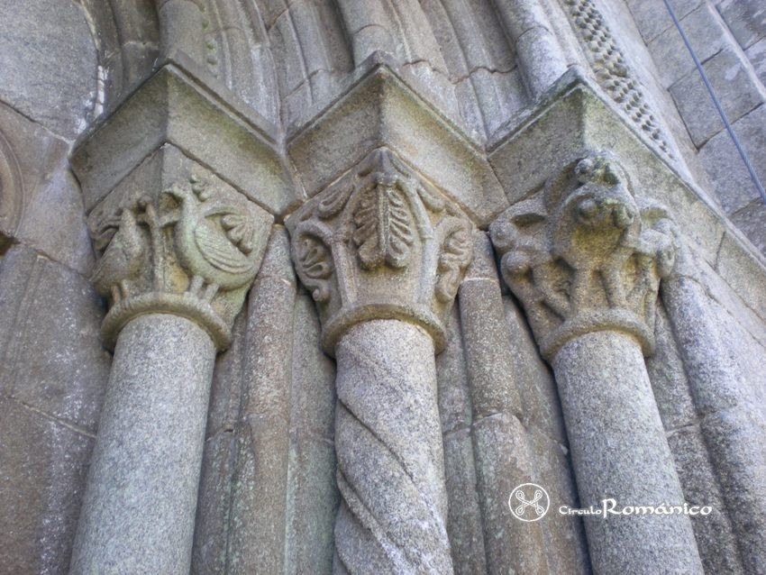 Astureses de Ponte Veiga. San Julián. Fachada pies (Oeste) Portada. Columnas lado derecho. Detalle capiteles