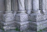 Astureses de Ponte Veiga. San Julián. Fachada pies (Oeste) Portada. Columnas lado derecho. Detalle basas