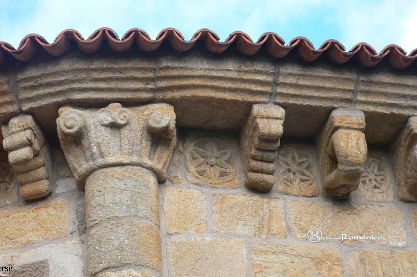 Bembrive. Santiago. Detalle de la cabecera: capitel vegetal, canecillos de roleos y contorsionista y metopas vegetales