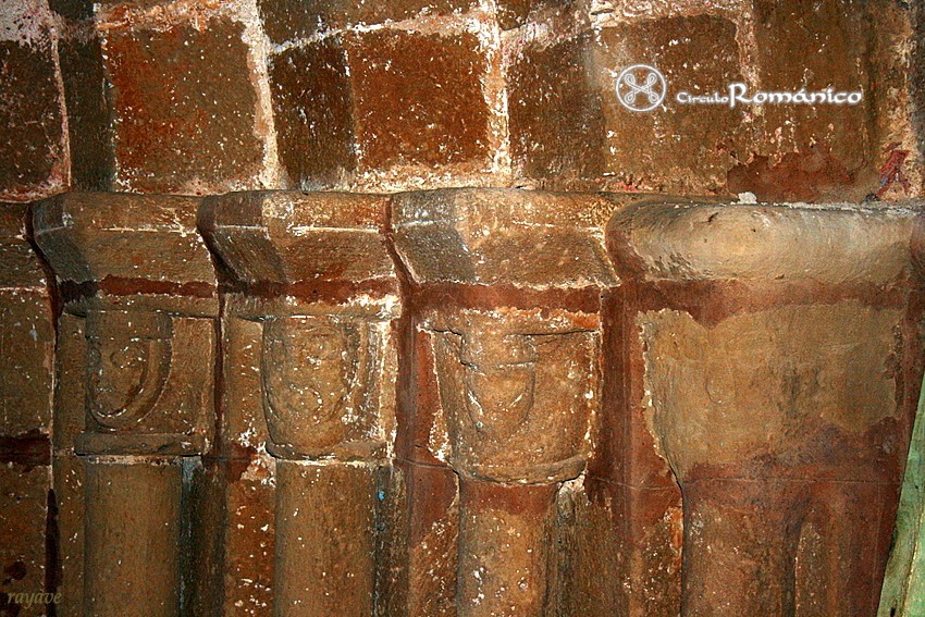 Castilseco. San Julian. Capiteles del lado derecho de la portada