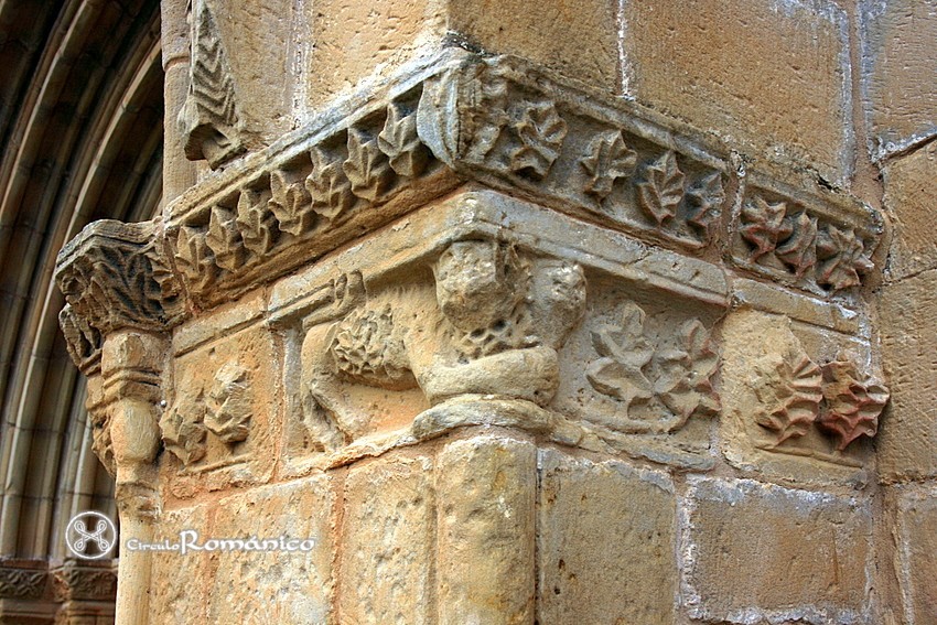 Cuzcurrita. Nuestra Señora de Sorejana. Imposta exterior del lado derecho de la puerta
