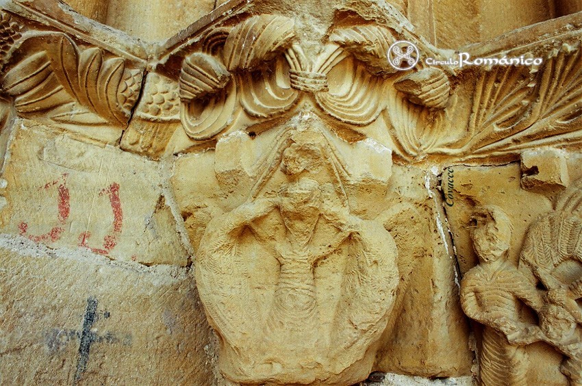 Ochanduri. Igl de la Concepción. Capitel, figura humana sujetando aves