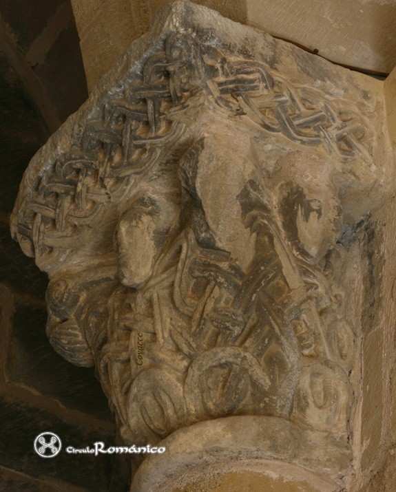 Peciña. Santa Maria de la Piscina. Capitel con entrelazo y cabeza humana