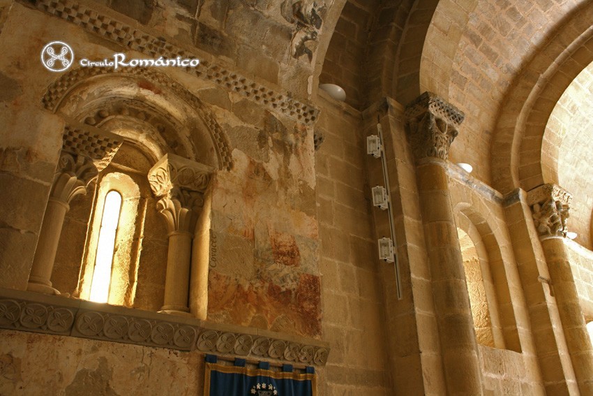 Peciña. Santa Maria de la Piscina. Interior nave, restos policromía