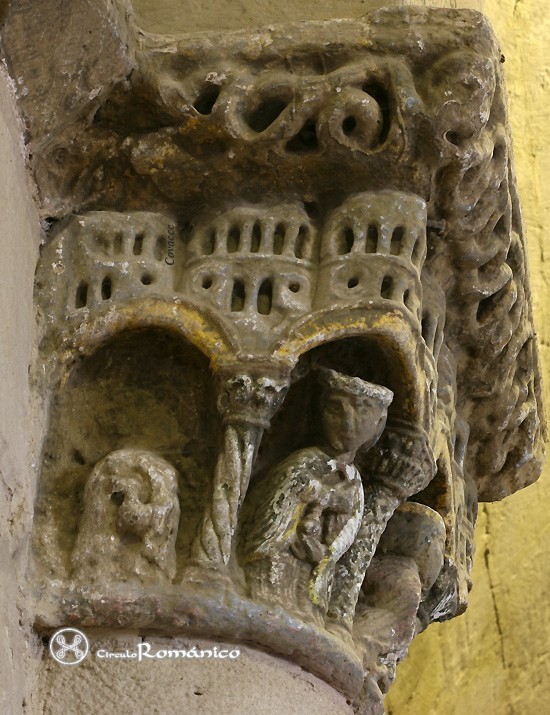 Tirgo. San Salvador. Capitel, personaje bajo arquería