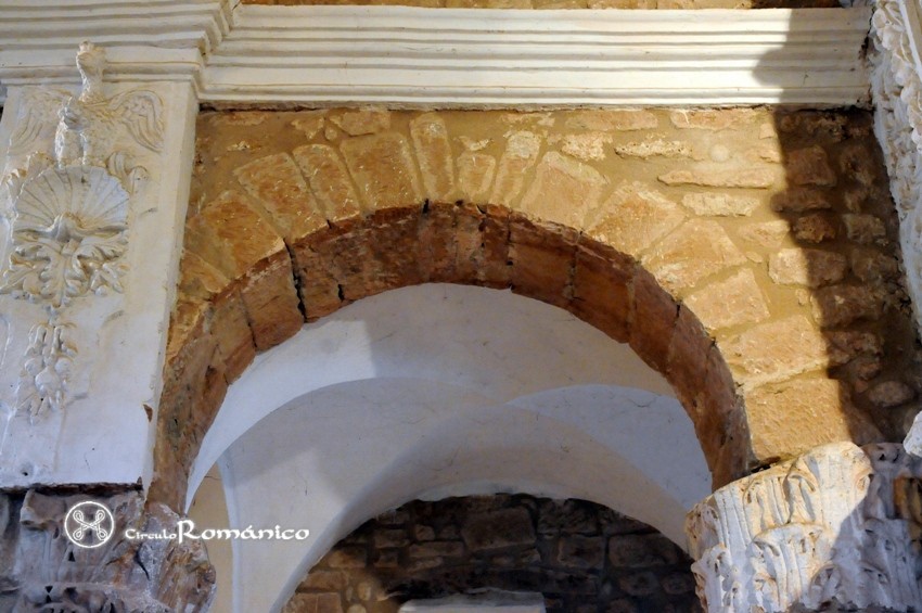 Tricio. Virgen de los Arcos. Detalle de arco de medio punto
