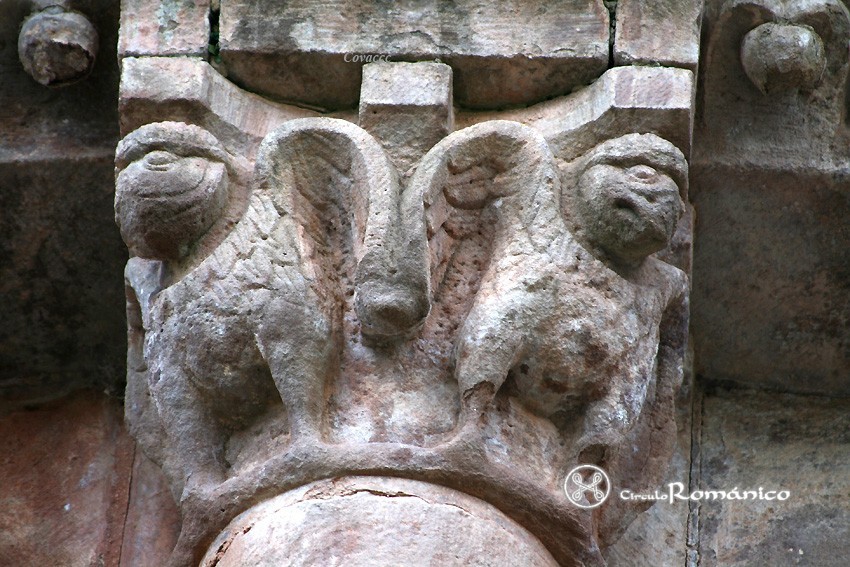 Valgañón. Nuestra Señora de las Tres Fuentes. Capitel, arpías